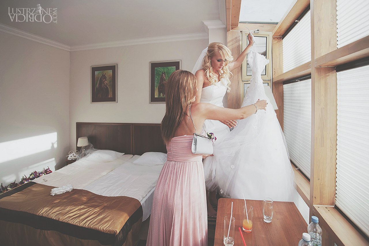 fotograf ślubny w pokoju hotelowym