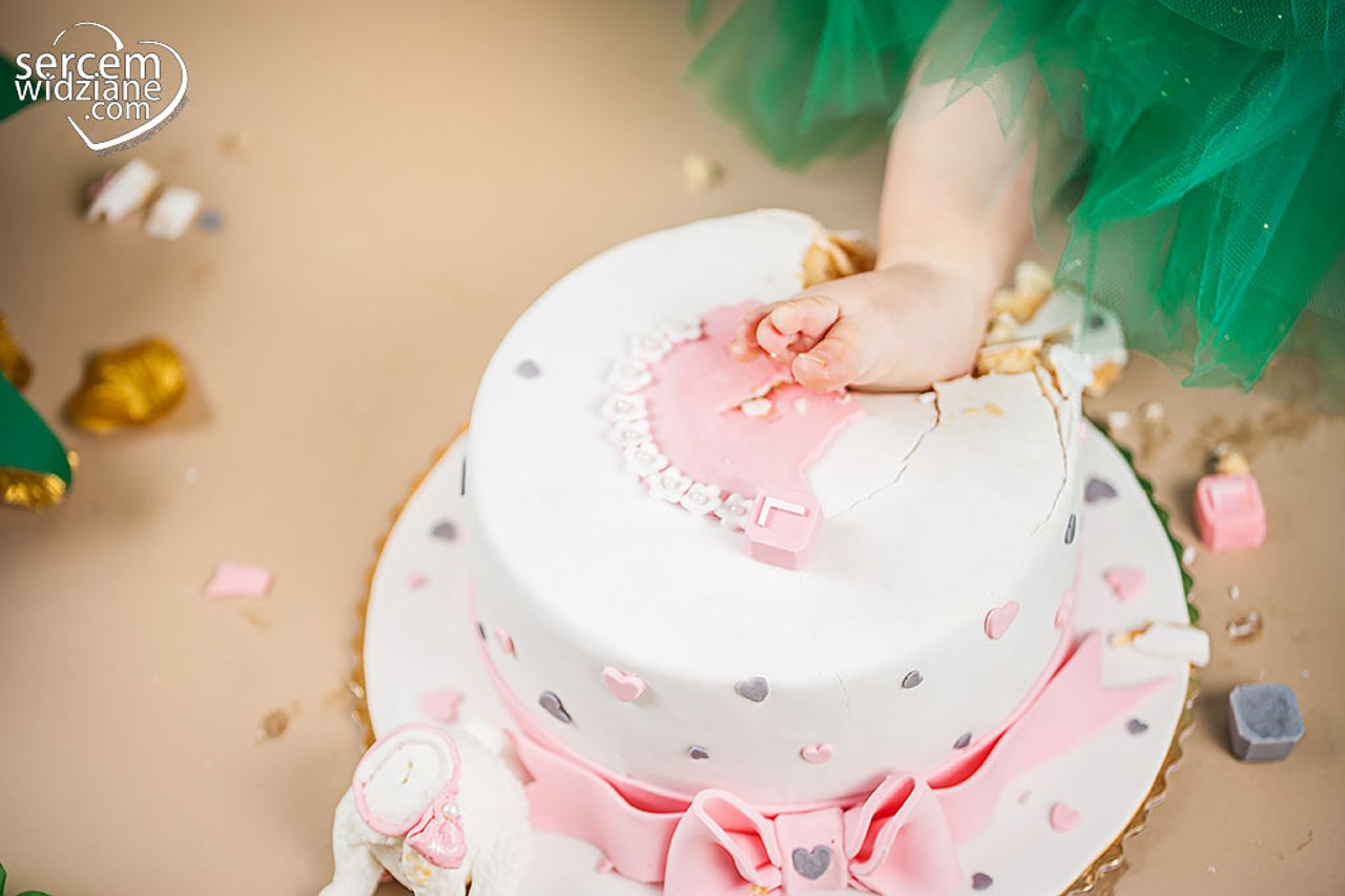 noga w torcie na sesji Cake smash