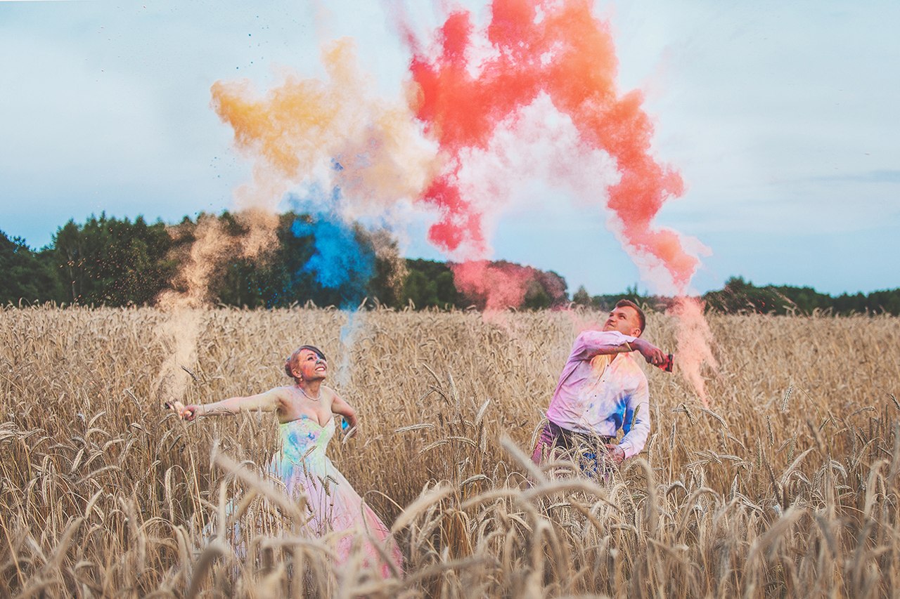 sesja ślubna kolorowe proszki holi