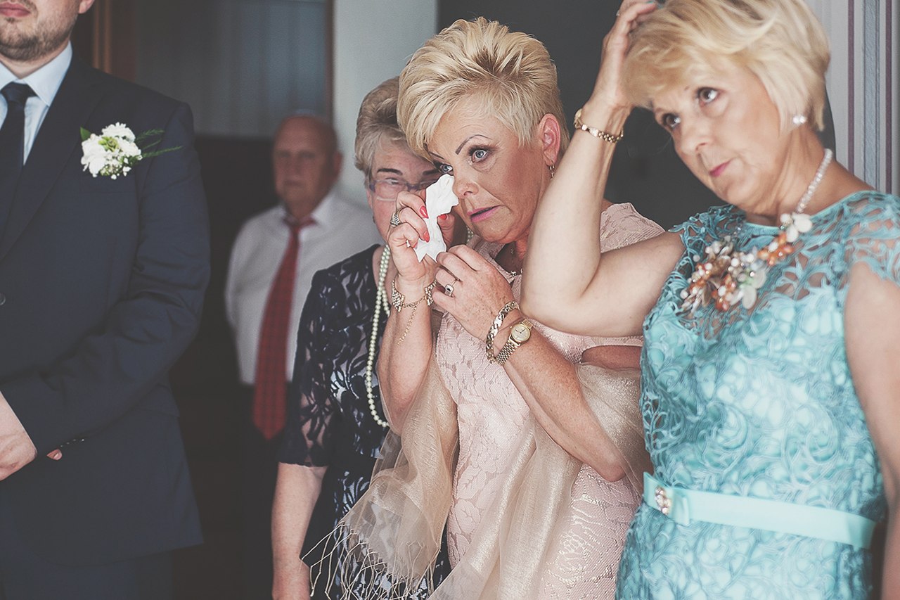 Płacząca mama Pana Młodego na błogosławieństwie