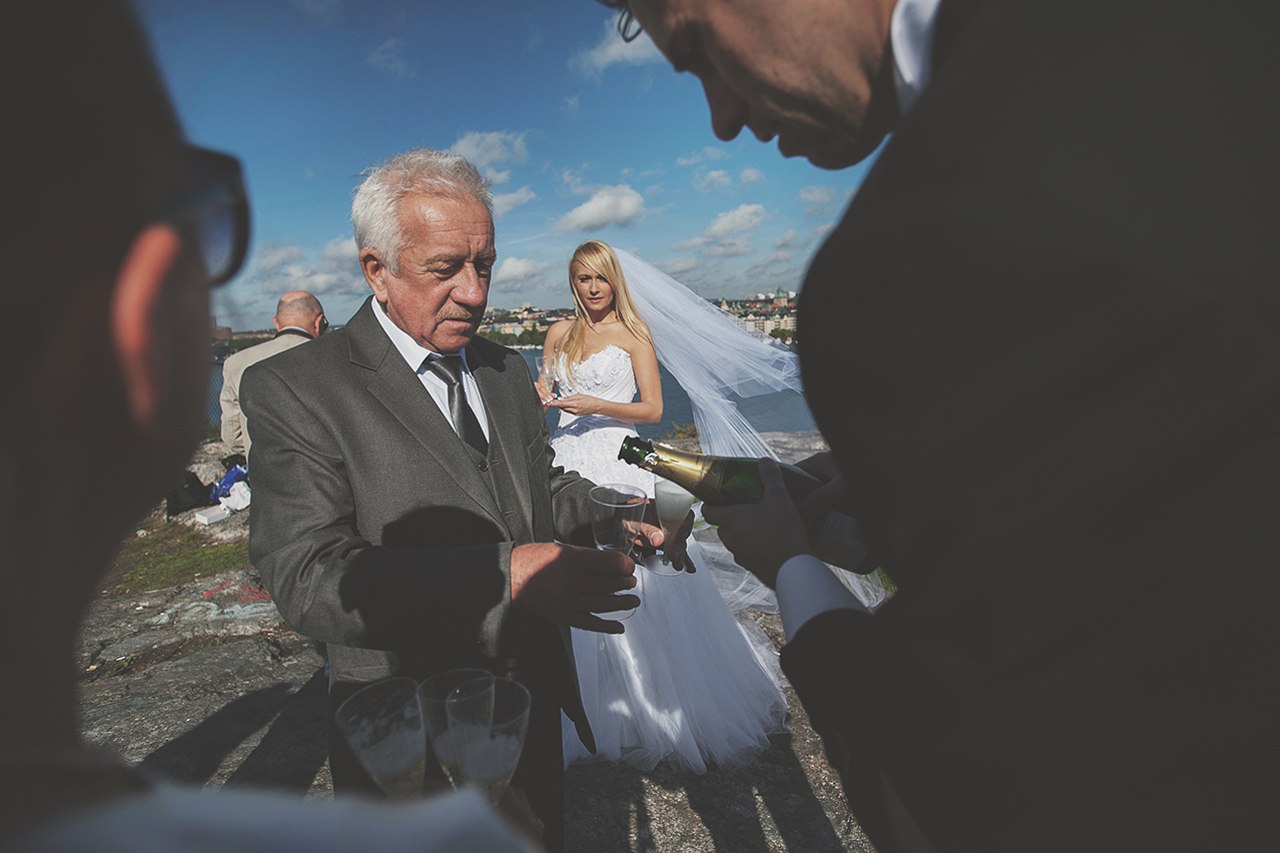 otwieranie szampana po ślubie cywilnym
