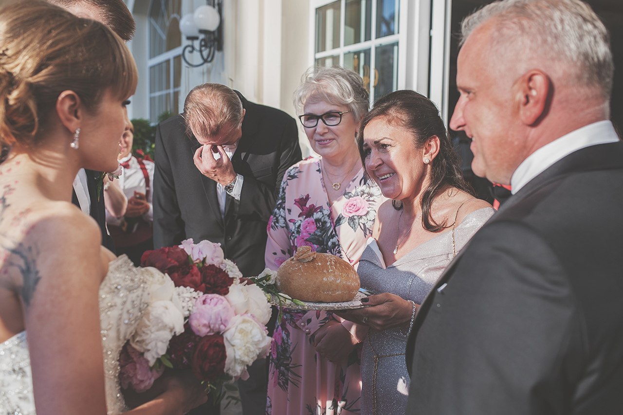 przywitanie chlebem i sola przed salą weselną