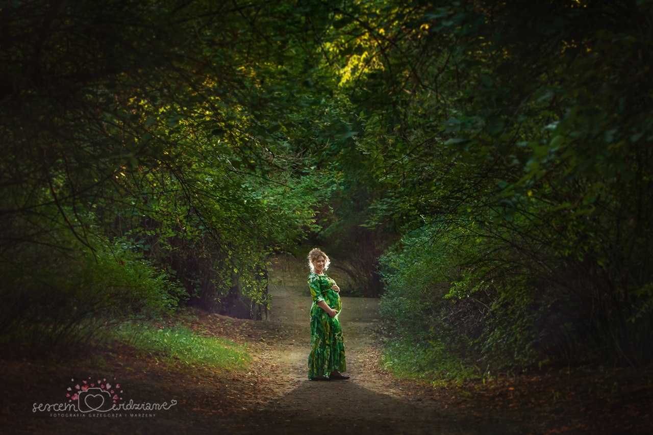 fotografia ciążowa w parku w zielonej