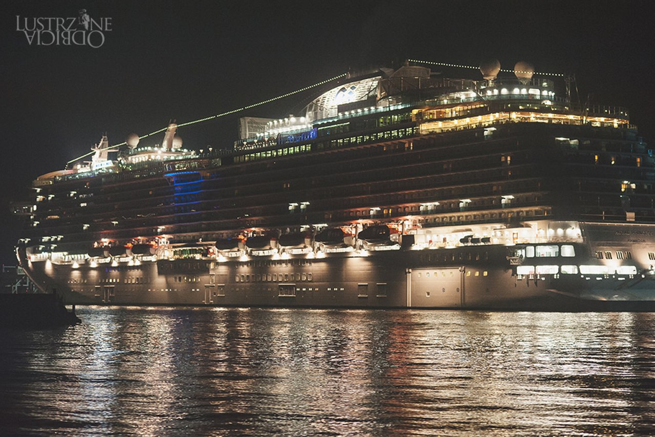 Prom wycieczkowy nocą w Wenecji