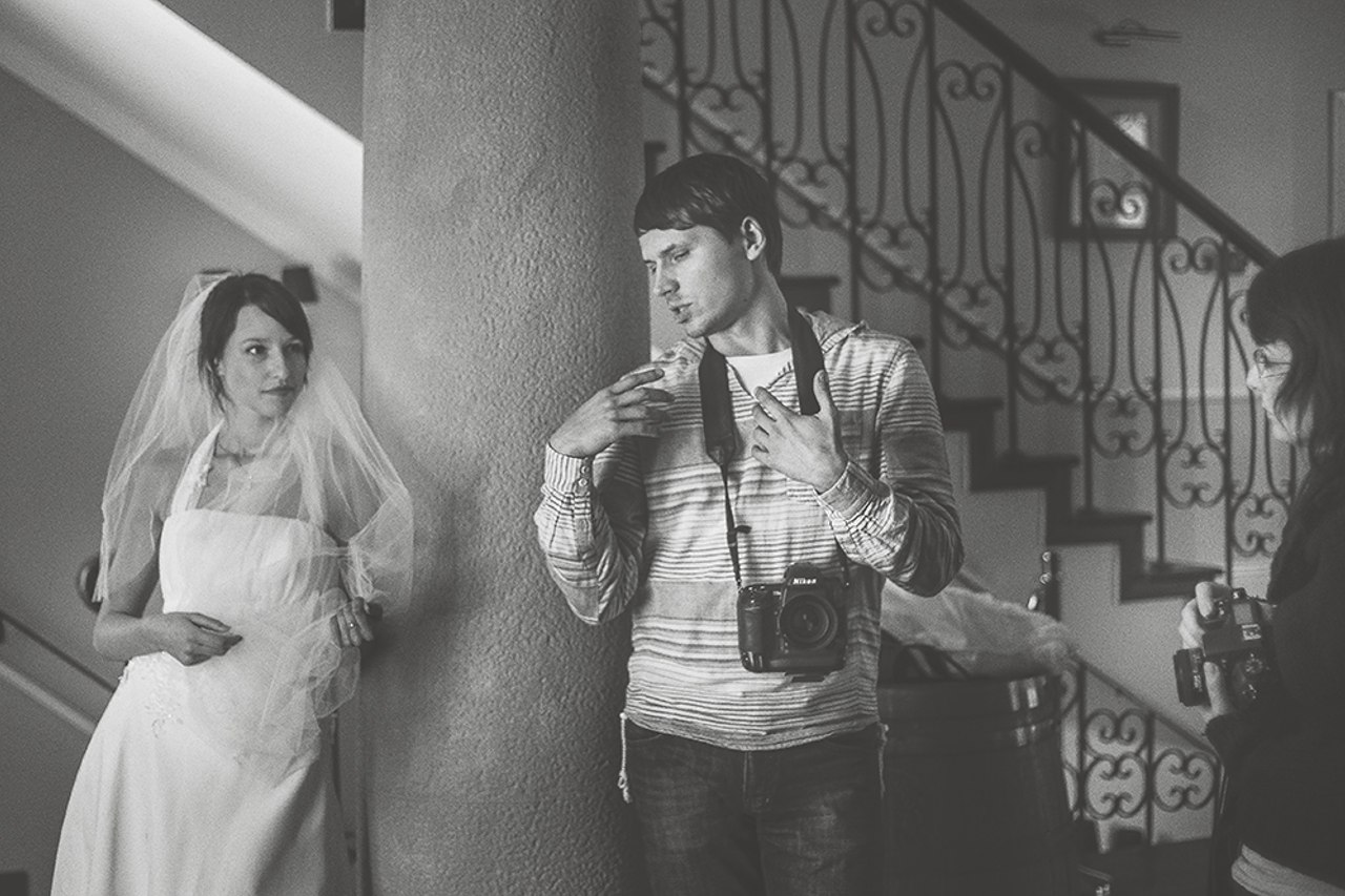 fotograf ślubny pokazuje jak pozować