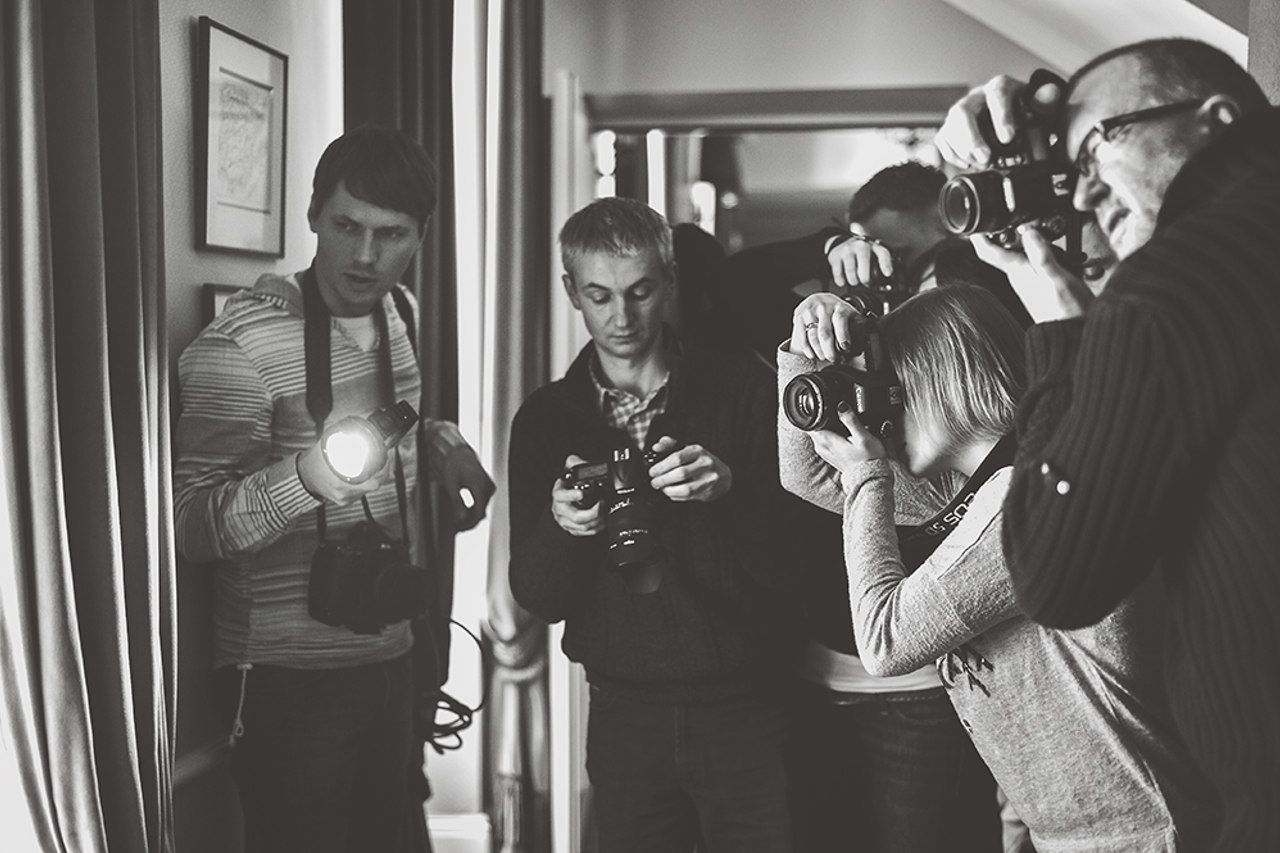 kilku fotografów ślubnych na warsztatach