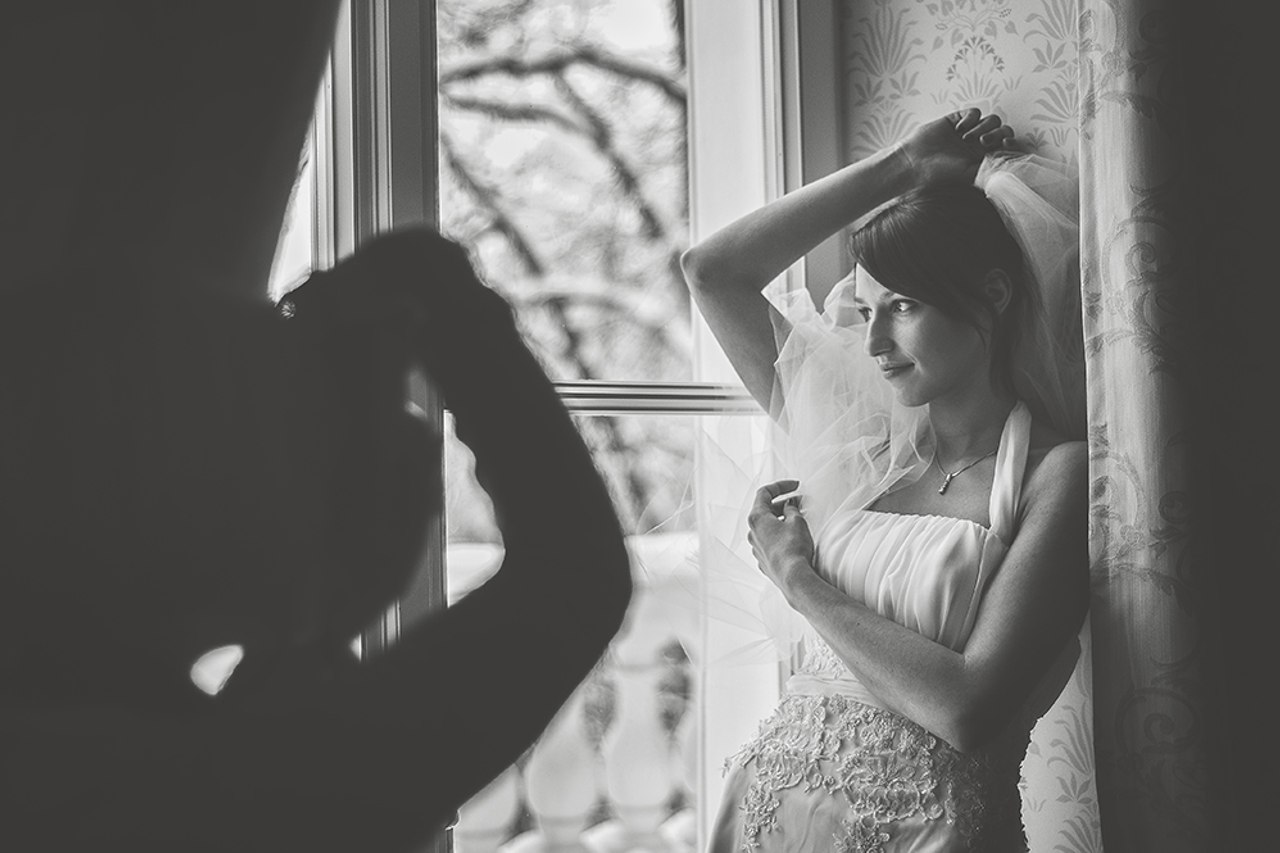 modelka pozuje dla fotografa ślubnego
