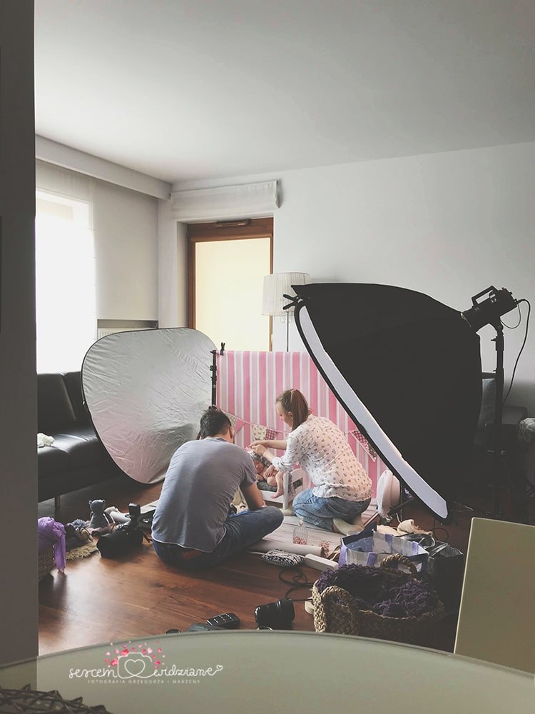 zdjęcie podczas pracy fotografów noworodkowych