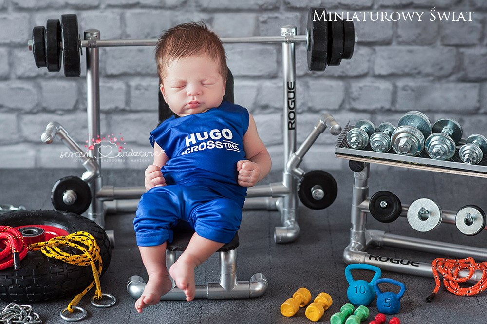 zdjęcie noworodka cross fit w sportowym ubranku