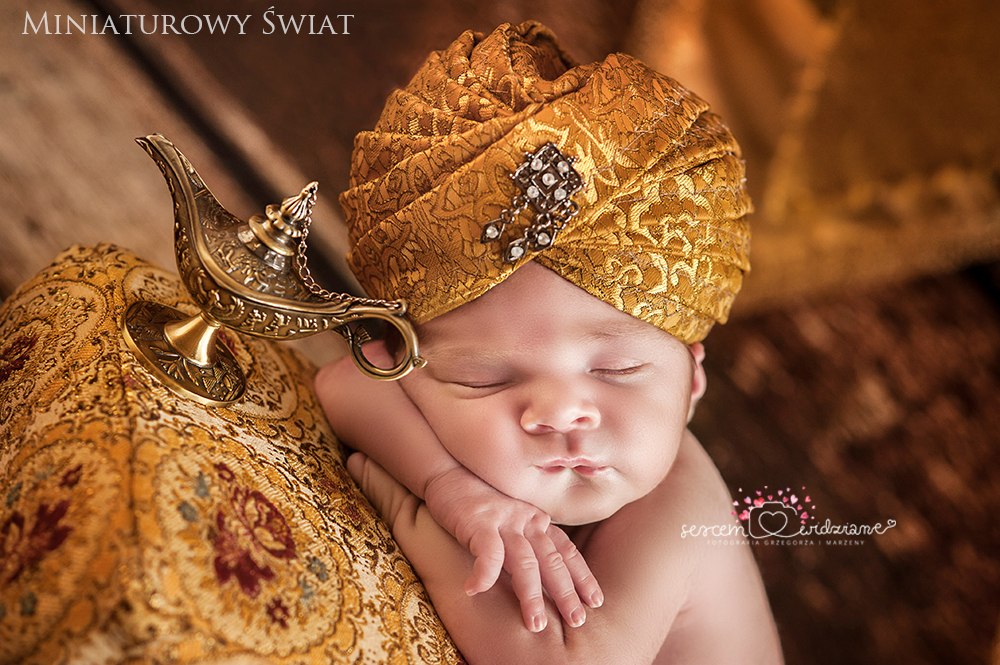 noworodek fakir stylizacja złoty turban