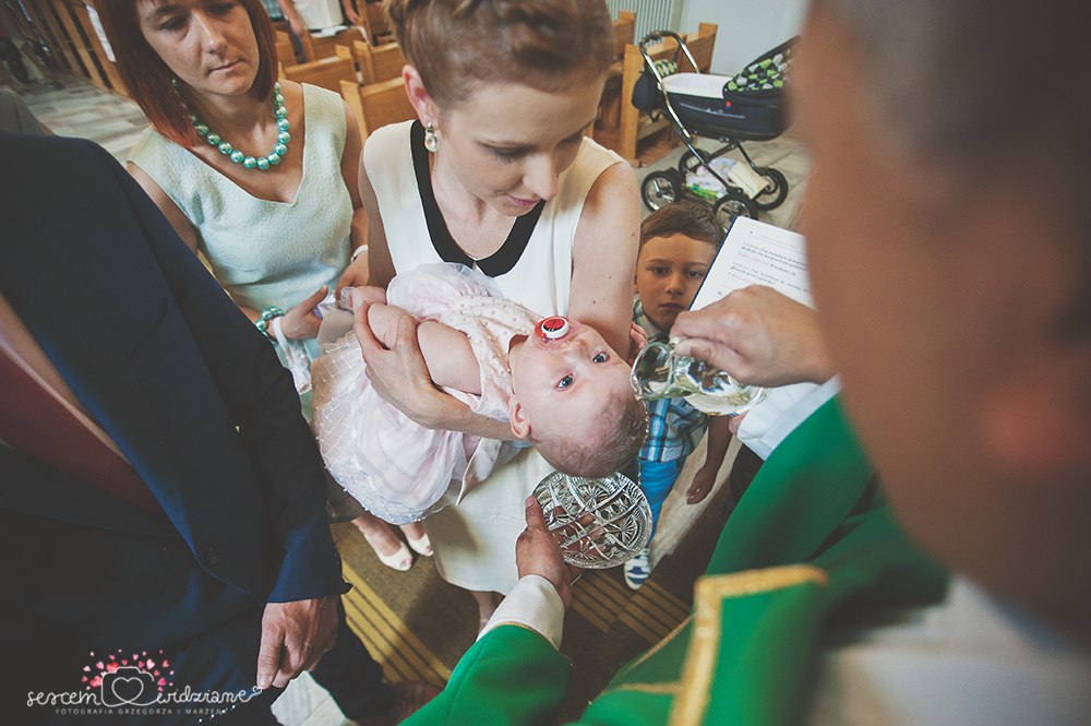 jak trzymać dziecko do chrztu