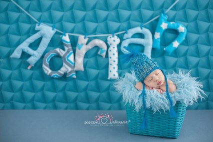 literki materiałowe na sesji niemowlęcej