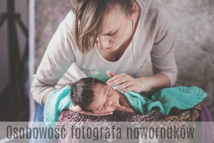 czuły fotograf noworodkowy usypia dziecko
