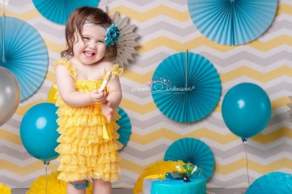 Zdjęcia na roczek dziewczynki w kolorach turkusowych i żółtych