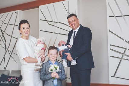 zdjęcie pamiątkowe bliźniaków po chrzcinach