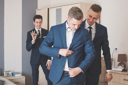 Świadek i Pan Mlody na przygotowaniach do ślubu