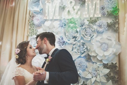 Pierwszy pocałunek pary młodej na ślubie