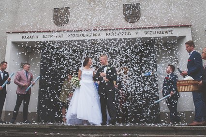 konfetti przed kościołem reportaż ślubny