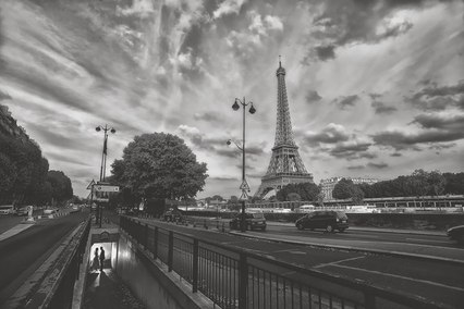 zdjęcie ślubne w Paryżu z widokiem na wieże Eiffla