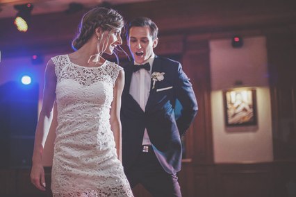 Zdjęcie ślubne pary młodej na parkiecie sali weselnej