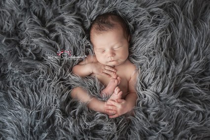 noworodek bez rekwizytów na sesji zdjęciowej