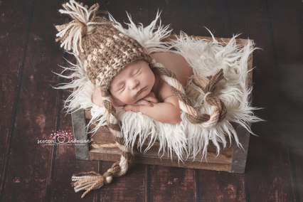 zdjęcie noworodkowa w skrzyneczce na sesji na Mokotowie