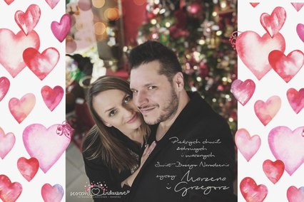 fotograf noworodkowkowy składa życzenia przed choinką