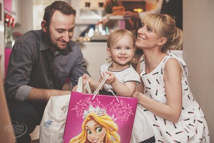 dziewczynka na urodzinach z rodzicami