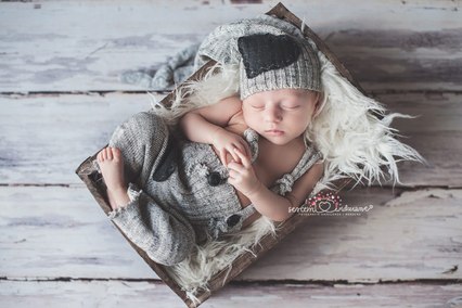 Zdjęcie noworodka w skrzynce w domu na Tarchominie