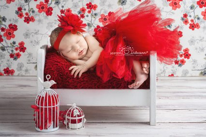dziewczynka na sesji noworodkowej w czerwonej sukience