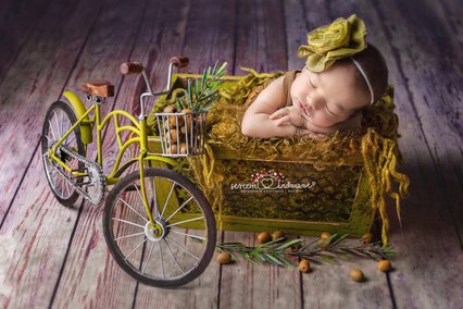 noworodek dziewczynka na sesji z rowerem