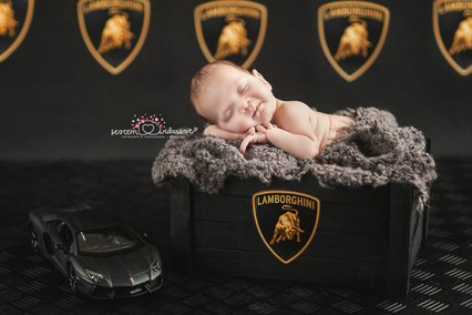 sesja noworodka z samochodami