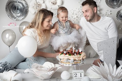 biało srebrna sesja na roczek z tortem