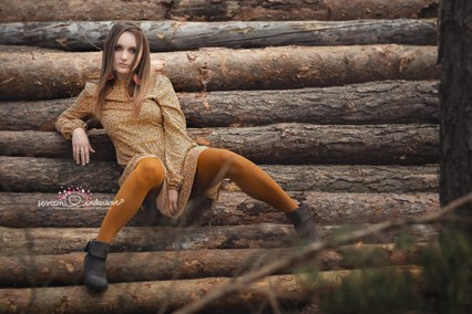 kobieca sesja zdjęciowa w lesie