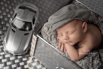Zdjęcie noworodka z autkiem w Warszawie Marymont