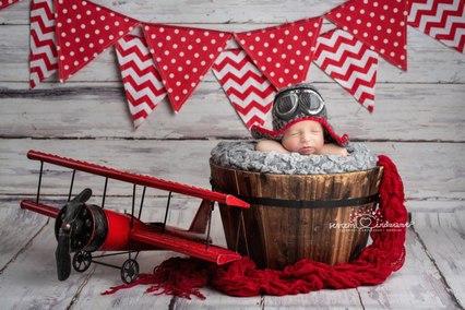 noworodek z samolotem na sesji noworodkowej Białołęka