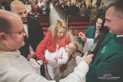 Chrzest w Kościele przy parku z bażantami