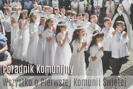ustawione dzieci przed kościołem na komunii świętej