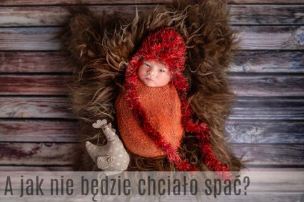 noworodek nie śpi na sesji noworodkowej