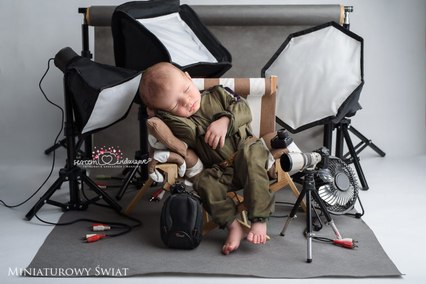 noworodek w stylizacji fotografa