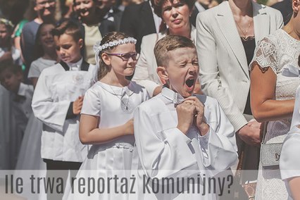 ziewający chłopiec na komunii świetej