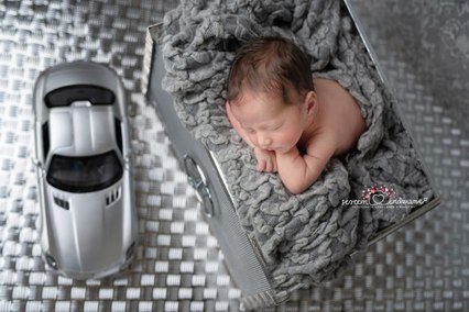 Noworodek i mercedes