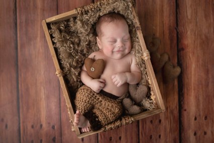 uśmiechnięty noworodek na sesji