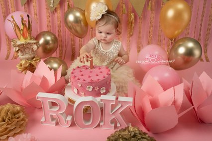 zdjęcie z sesji na roczek w kolorach różu pudrowego