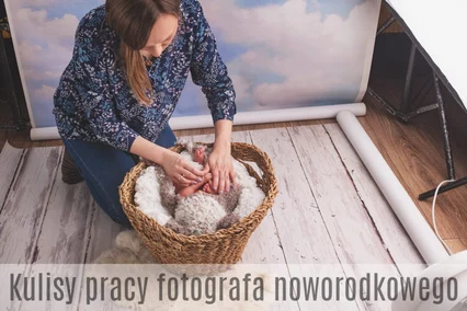Kulisy pracy fotografa noworodkowego podczas domowej sesji