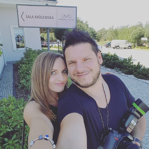 fotograf rodzinny na zleceniu przed restauracją