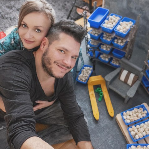 fotograf noworodkowy na planie zdjęciowym w śród rekwizytów