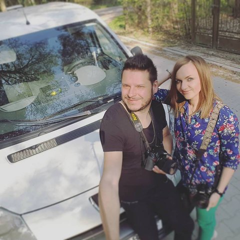 fotograf noworodkowy przed swoim samochodem dostawczym
