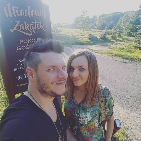 fotograf ślubny przed salą sam robi sobie zdjęcie