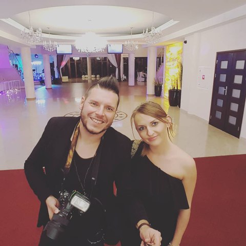 fotograf ślubny na sali weselnej
